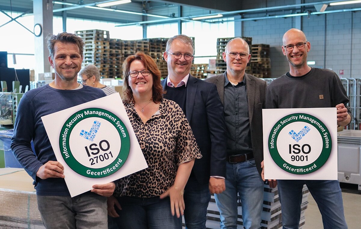 Vijf medewerkers van Vogelaar met de certificaten voor ISO 27001 en ISO 9001.