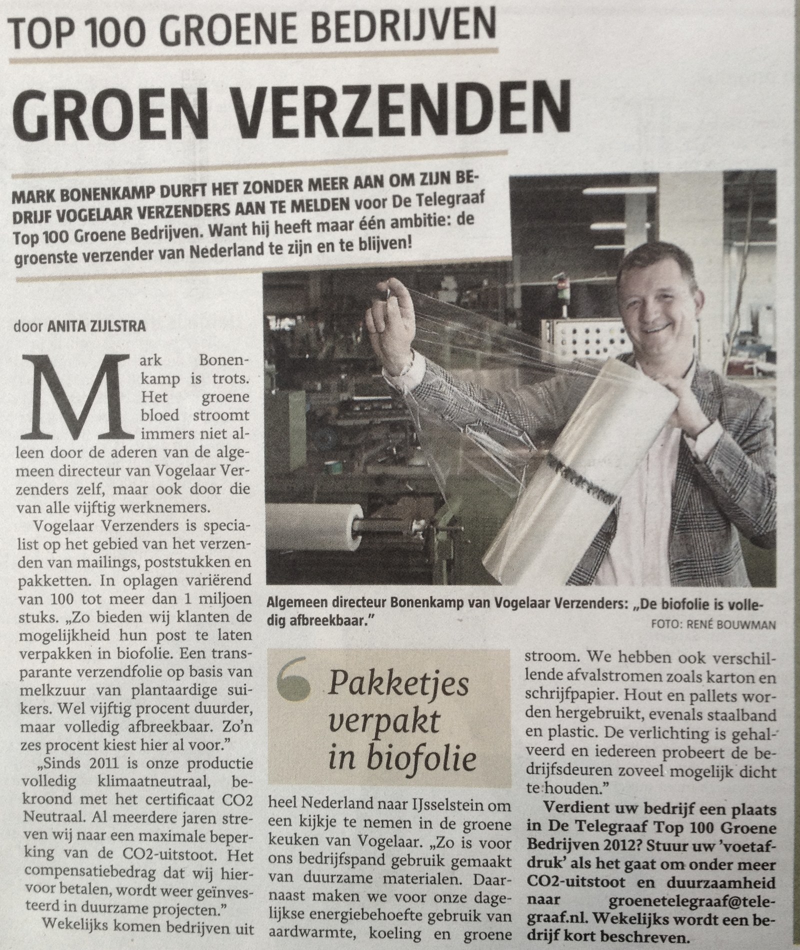 Uitsnede van het artikel Groen verzenden in De Telegraaf, met Mark Bonenkamp aan de sealmachine.