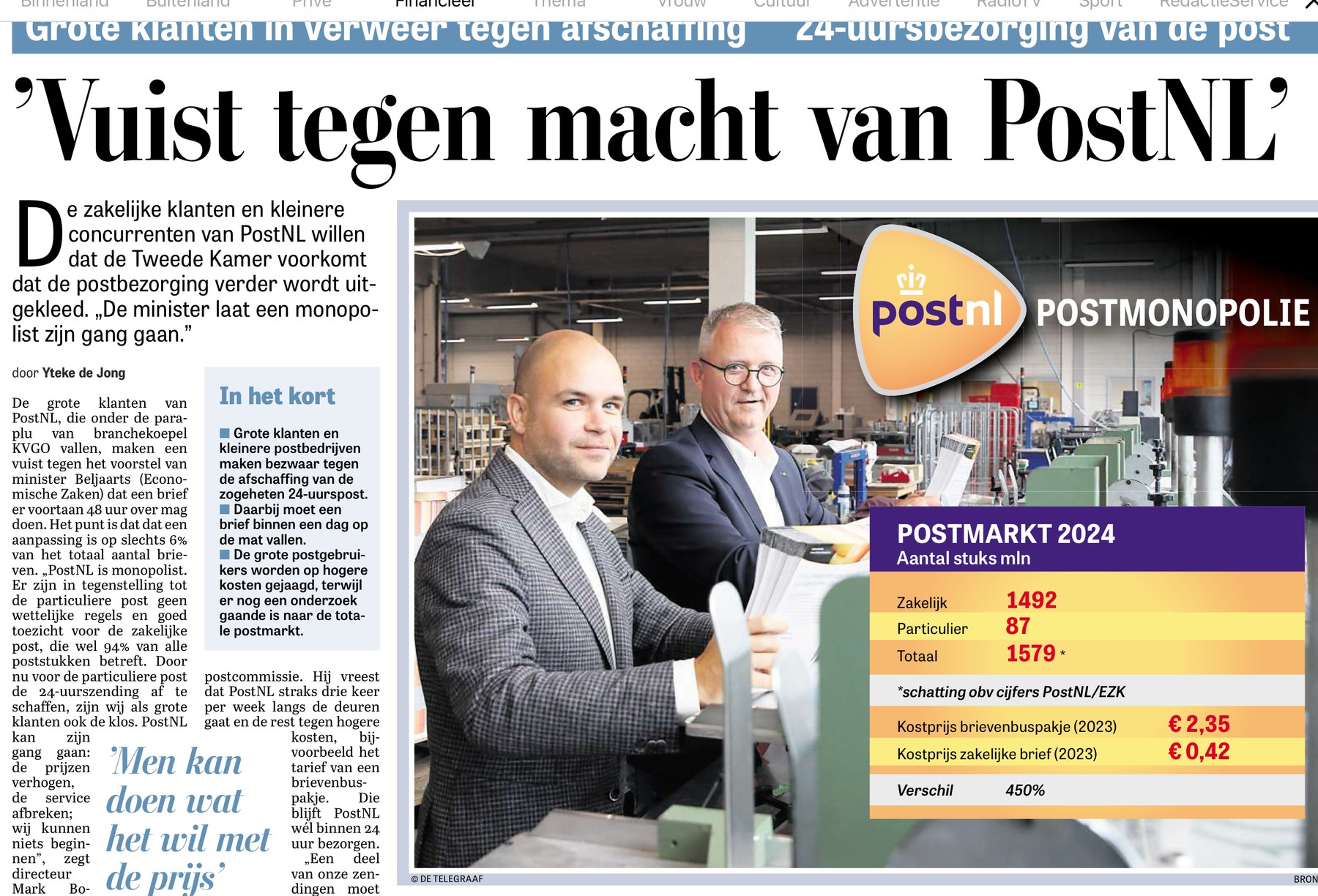 Mark Bonenkamp en Brecht Grieten op de productievloer, bij de uitsnede van het artikel in De Telegraaf.